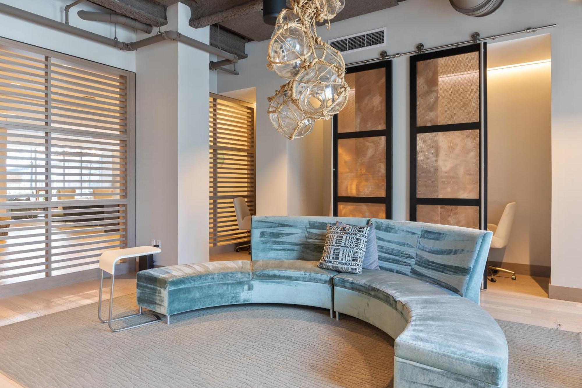 Luxury In Heart Of Seaport Apartment