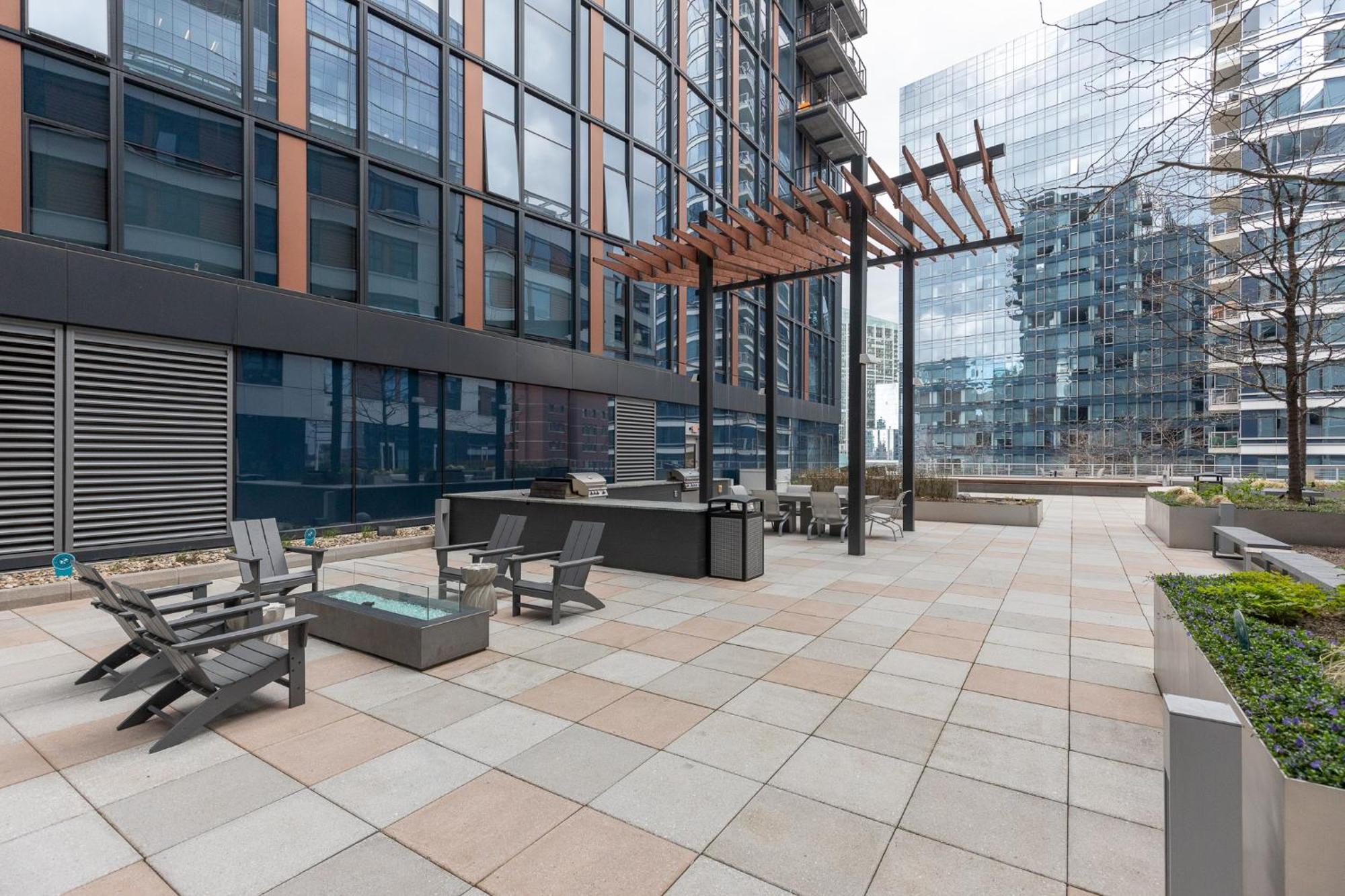 Luxury In Heart Of Seaport Apartment